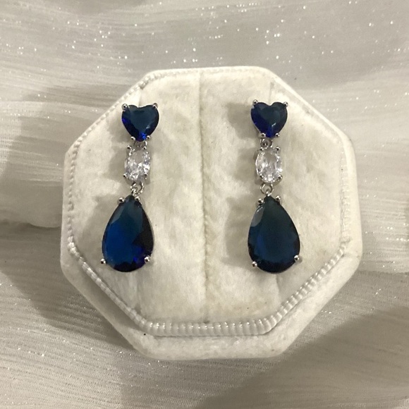 💙 White & Blue Sapphire Heart Drop Earrings - Picture 4 of 14